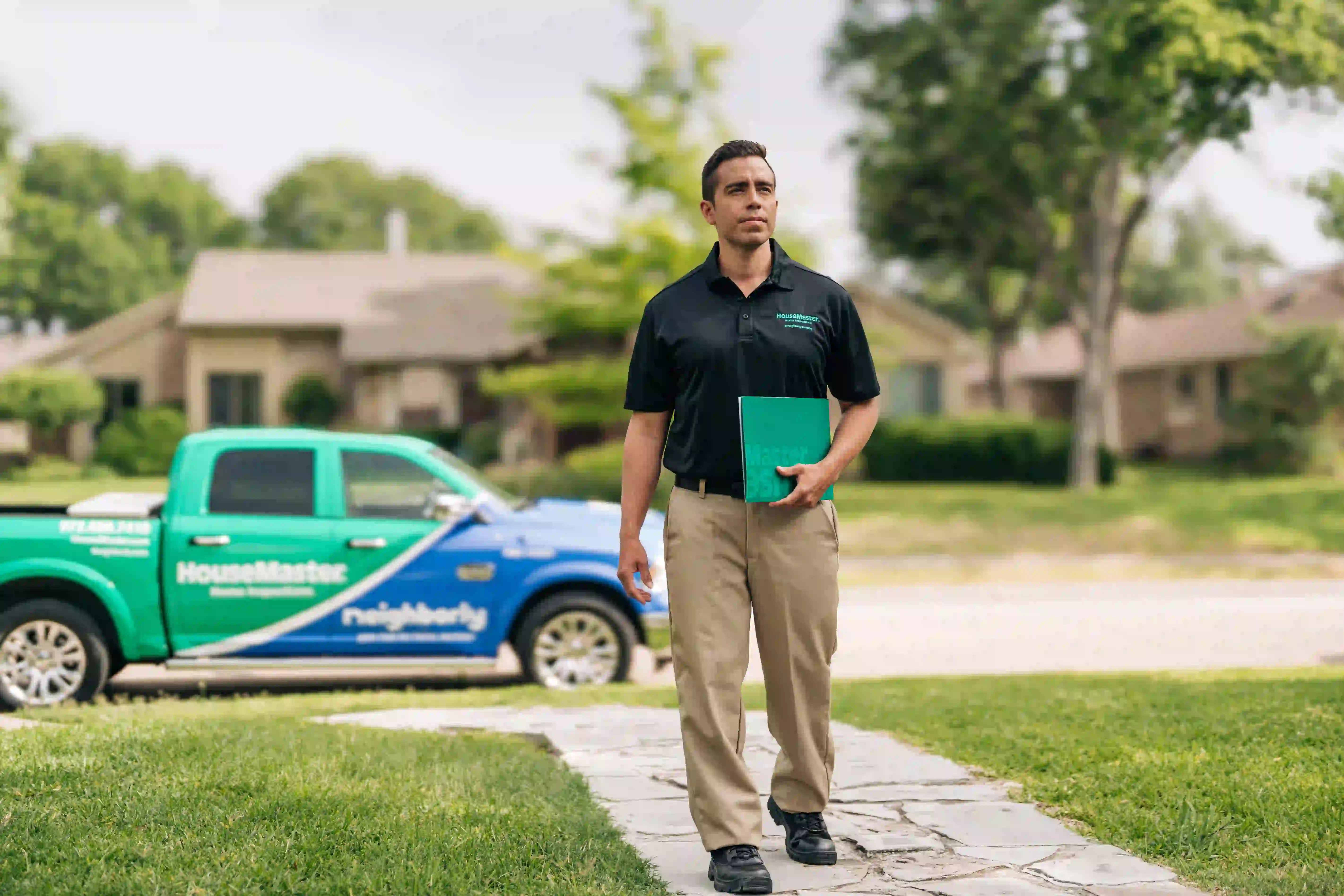 Home insepctor approches.